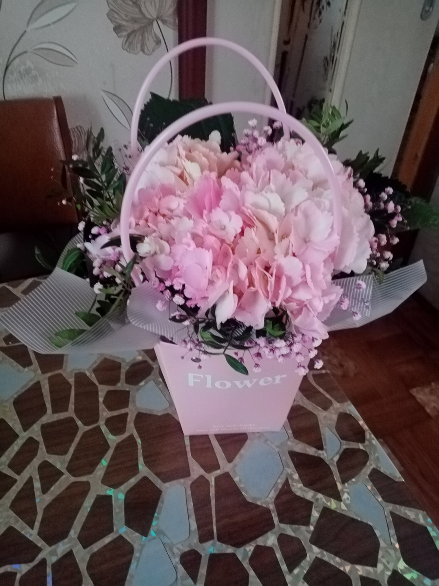 Это от нас цветы.