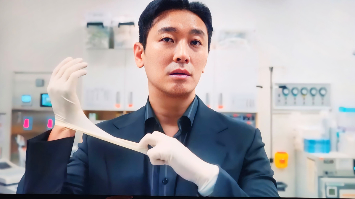 Кадр из сериала Чу Джи-хун в роли доктора Бэк Ган Хёк