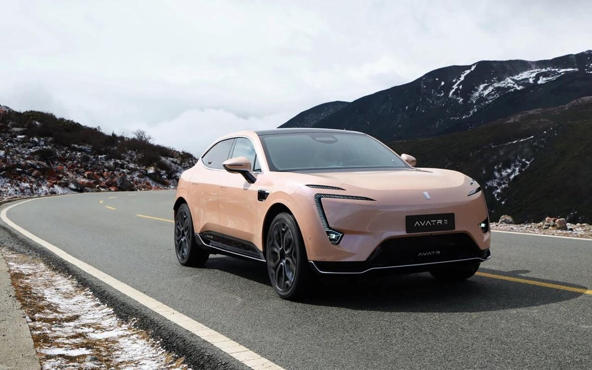 Автомобиль доступен в трех версиях: 90 kWh RWD 5 seats, 116 kWh AWD 5 seats и 116 kWh AWD 4 seats.🔹Стоимость электрокара стартует от 6 950 000 руб. в базовой версии с задним приводом. В «базе» кроссовер получит батарею емкостью 90 кВт/ч с запасом хода 575 км и задний привод.🔹Avatr 11 в «средней» комплектации с полным приводом и пятью сиденьями оценивается в 7 500 000 руб. В более дорогом варианте Avatr 11 укомплектуют дополнительным мотором на передней оси и батареей с емкостью, увеличенной до 116,79 кВт/ч.🔹Машина в топовой версии также с полным приводом, но с двумя «капитанскими» креслами сзади стоит от 7 800 000 руб.Гарантия для всех владельцев автомобиля составит 8 лет.