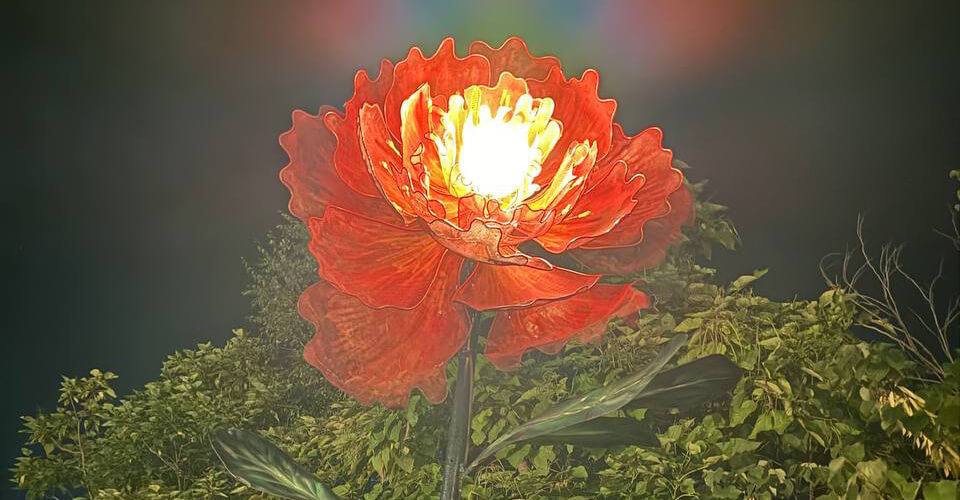 И иллюзии этого мира стремятся заставить нас поверить в то, что мы не целостны.  