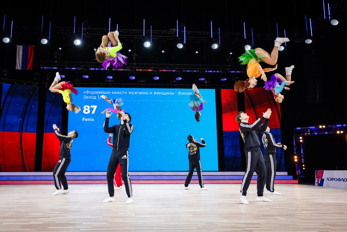 "Формейшен-микст" мужчины и женщины. Сальто назад