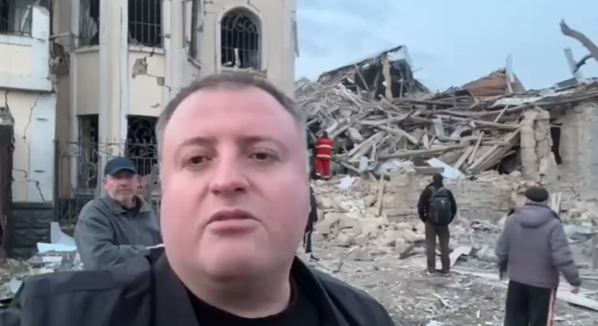 Скриншот видеоролика Мрочко о последствиях авиаудара. Люди позади – сотрудники коммунальных служб. 