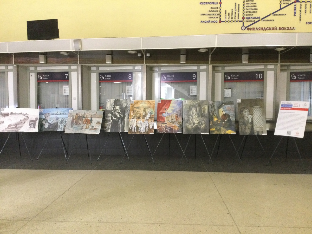 Выставка  рапсоложена вдоль линии касс 