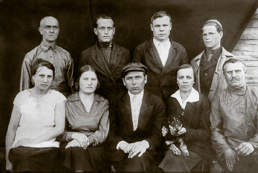 Педагогический коллектив школы в с. Белосток. 1935–1936 учебный год. Учитель Бек (слева второй ряд), Червонный (второй слева в верхнем ряду, Червонная (с собакой), Карелин (справа  в нижнем ряду). Источник: архив музея