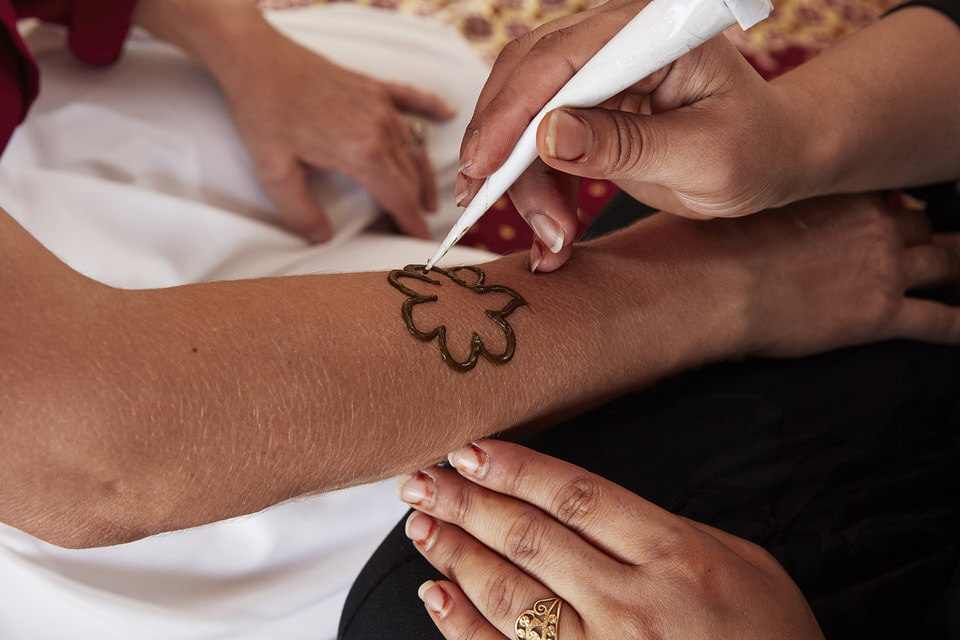 Рисунок через 2-3 дня приобретает красно-коричневый оттенок/DET