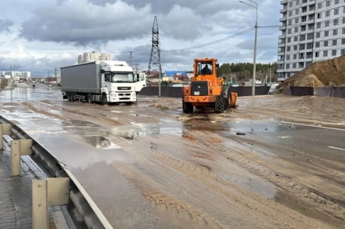    Грузовики увязли в грунте на месте порыва трубы в Воронеже
