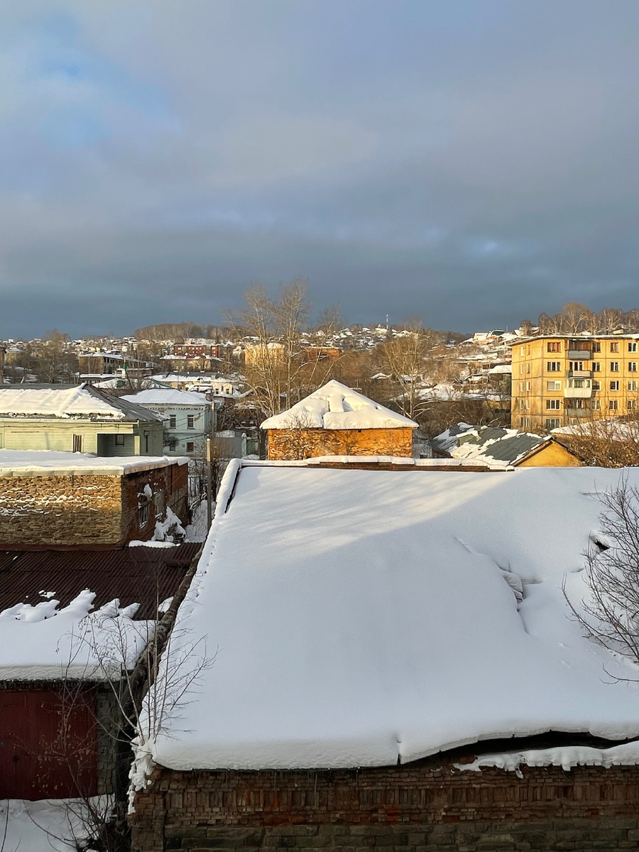 Златоуст – вид на старый город из окна 3 этажа дома 1935 года постройки. Золотой рассвет в феврале 2025 года. Фото автора 