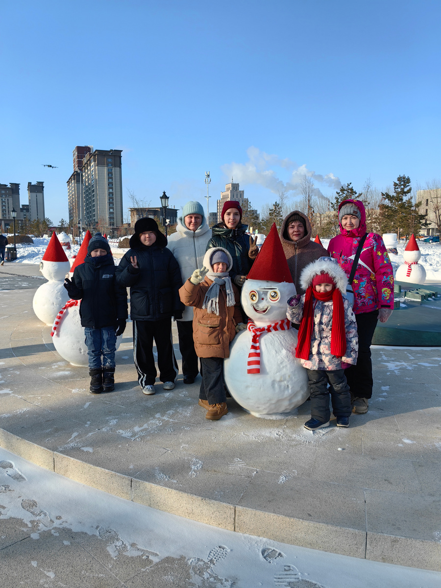 Китайский город Хэйхэ. Парк. Я с учениками и дочкой. Такими снеговиками усеяли весь город.