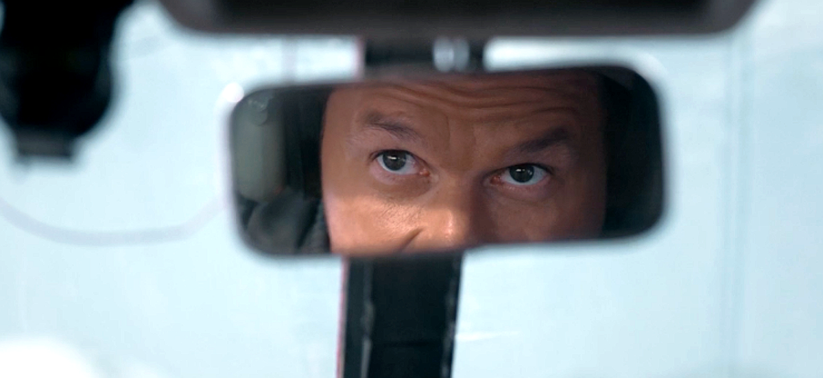 Кадр из фильма "Особо опасный пассажир". 