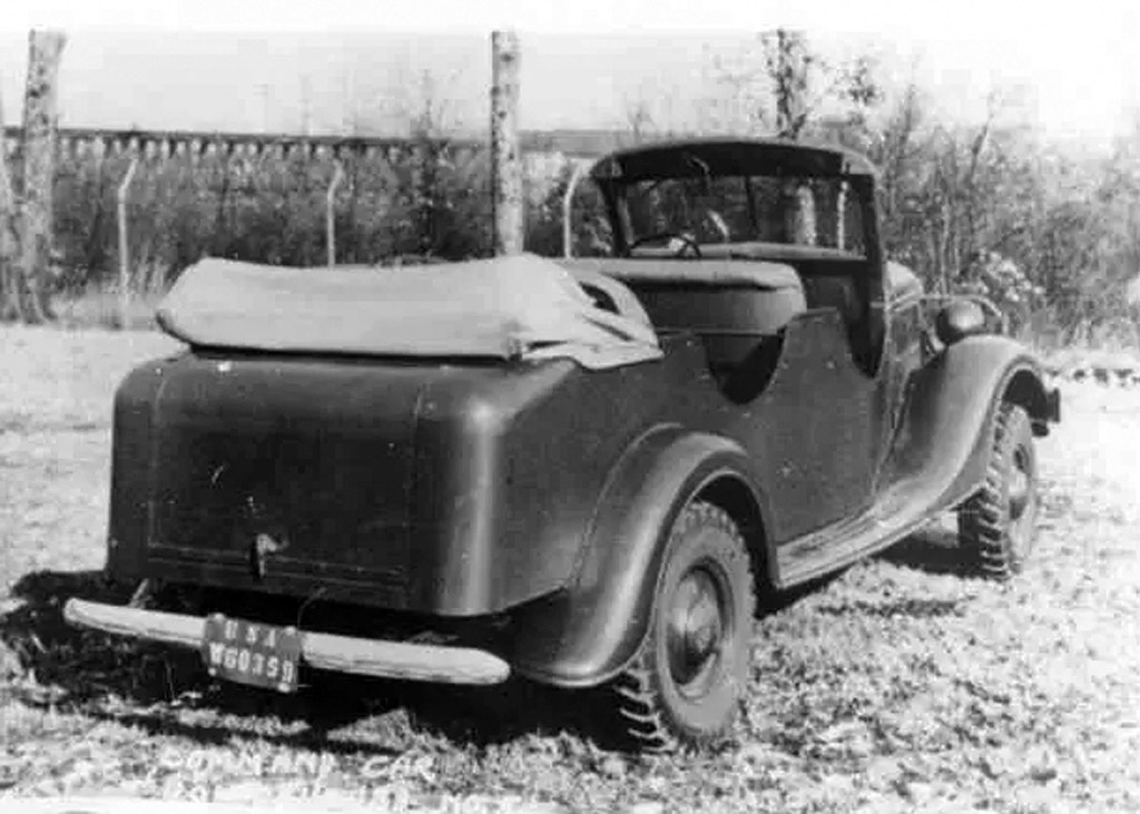 Командирская машина на базе  Ford-Marmon-Herrington LD2-4, прямой прародитль командирских "Доджей".