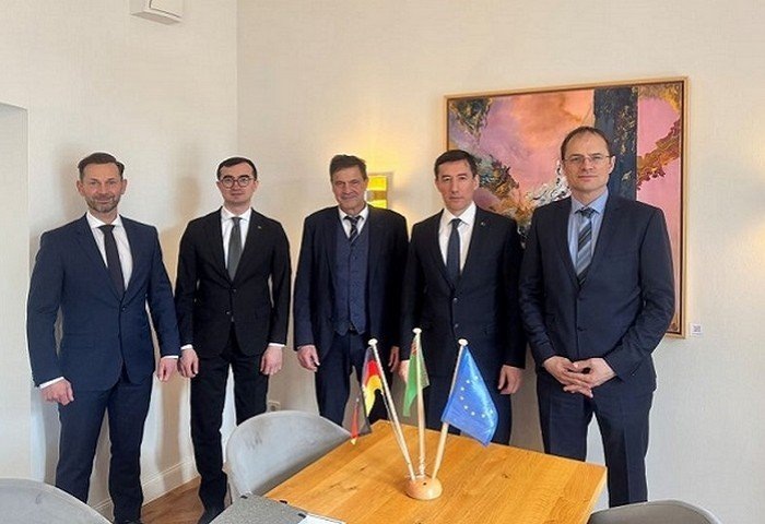 Консул Туркменистана в немецком городе Франкфурт-на-Майне Мурат Озбекбаев во время встречи с членами Саарской торгово-промышленной палаты, 28-30 января 2025 года, Саар, Германия (Фото: frankfurt.tmconsulate.gov.tm)