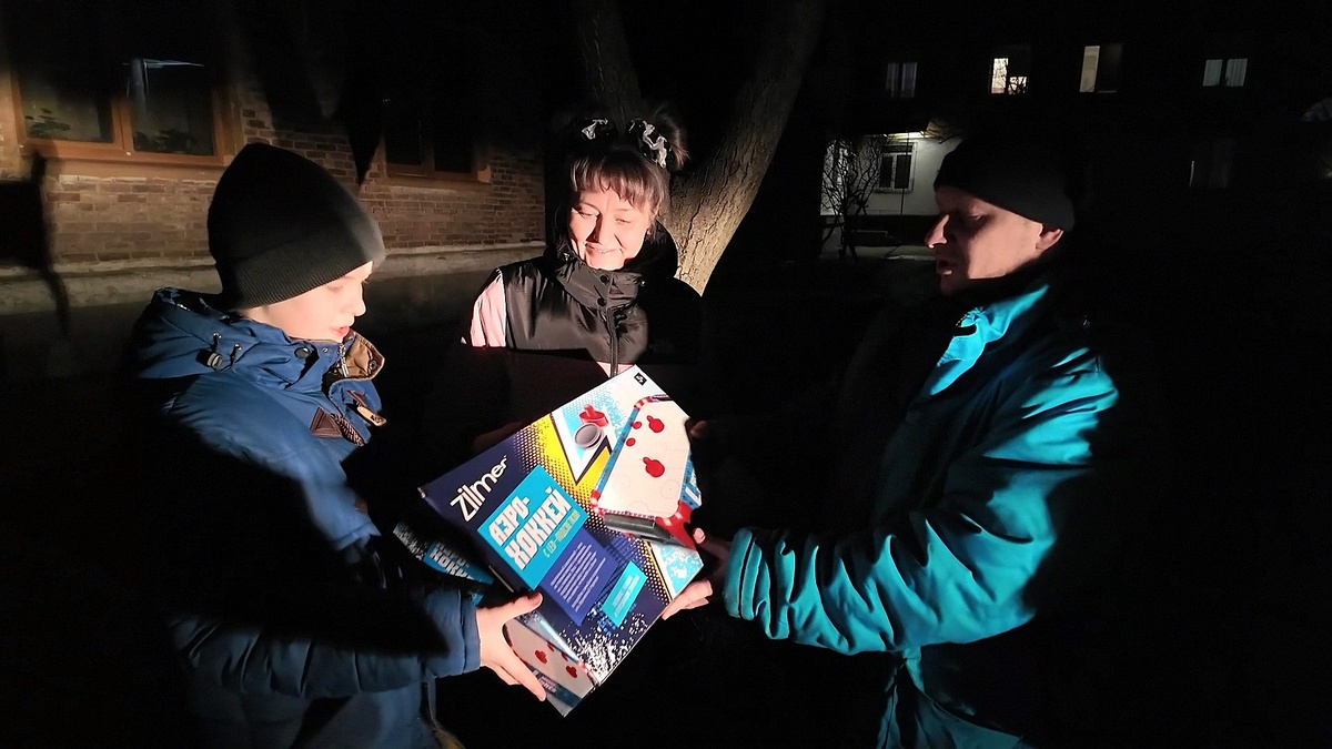    Югорчане продолжают исполнять мечты макеевчан - участников акции «Ёлка желаний»