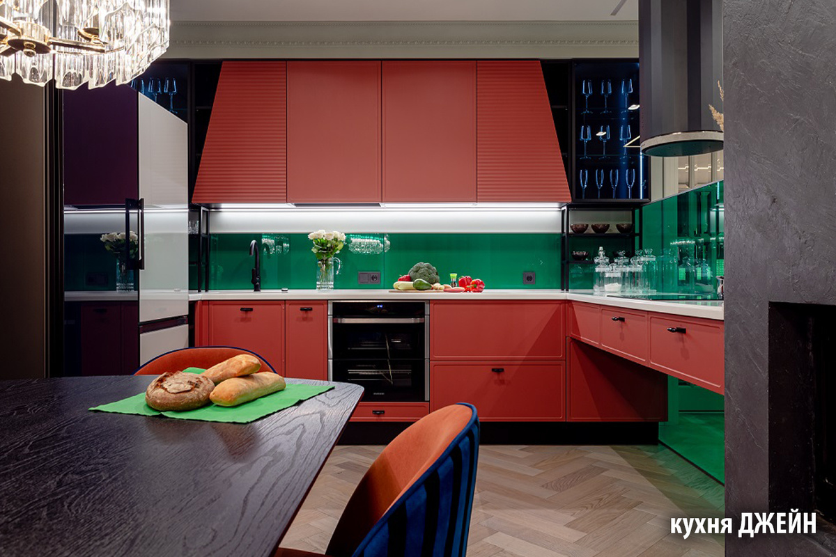 Полуостров не только используется в качестве дополнительной рабочей поверхности, но и служит элементом зонирования пространства