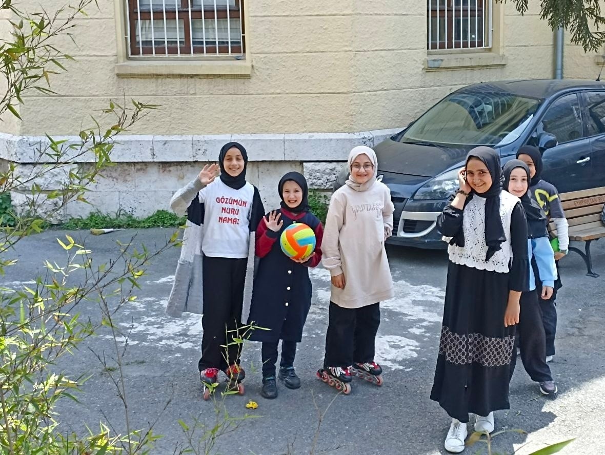 Современные школьницы на территории школы в Эйупсултан