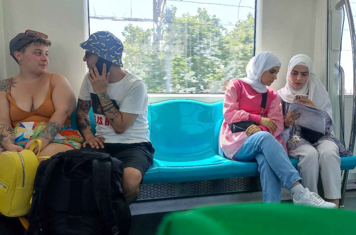 Турецкие девушки и европейские туристы в метро. Восток и Запад