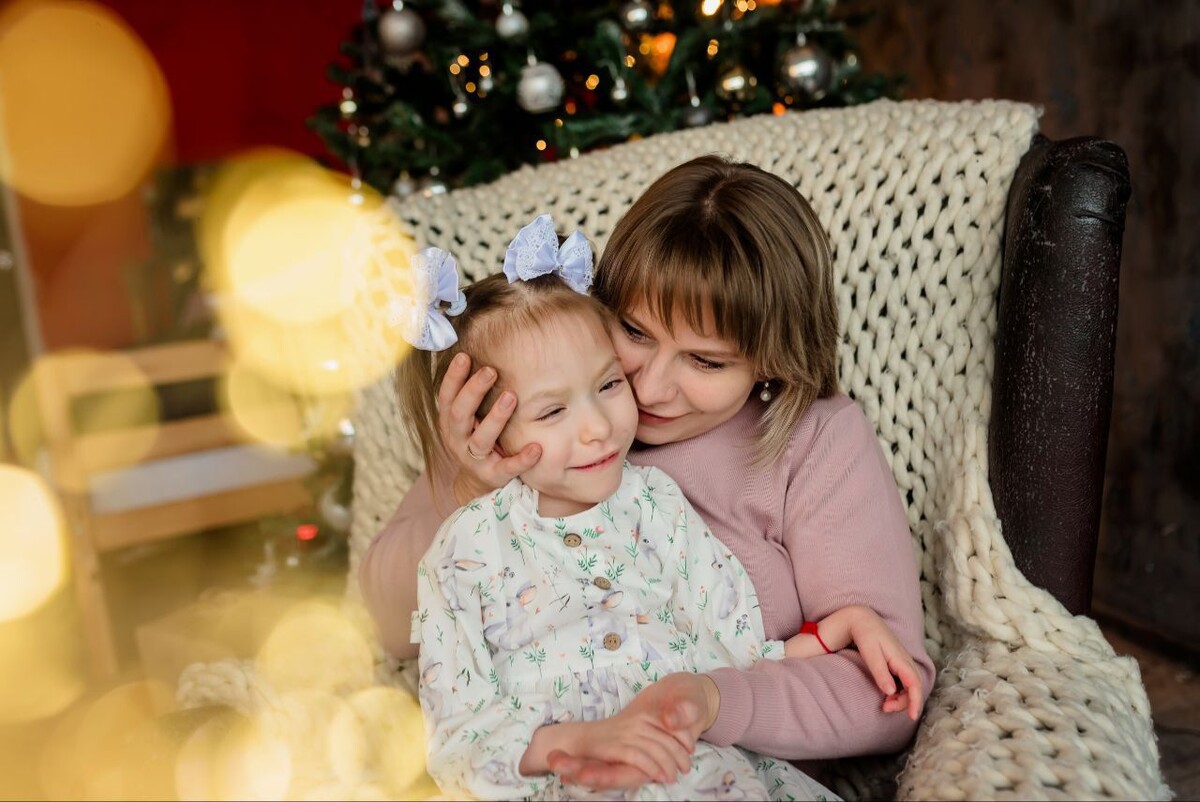 Соня с мамой Ольгой. У Сони — один из видов NBIA, нейродегенерации с накоплением железа в центральной нервной системе. Фото из личного архива.