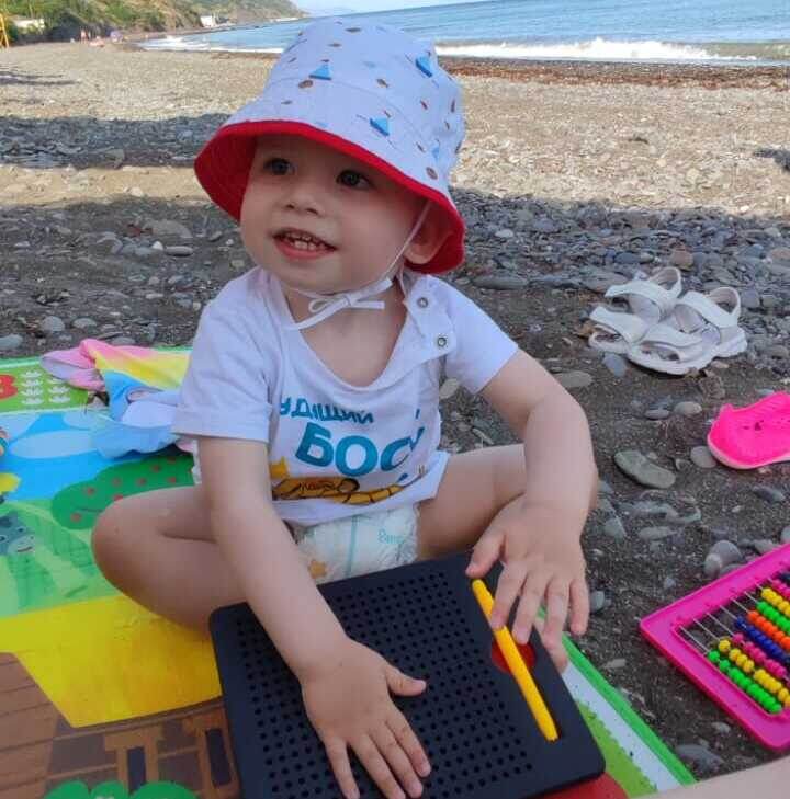 Ваня любит яркие игрушки и веселые песенки. Фото из личного архива.