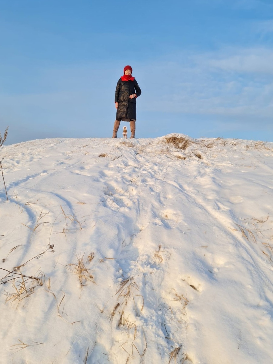 стоим с Кирой на вершине холма