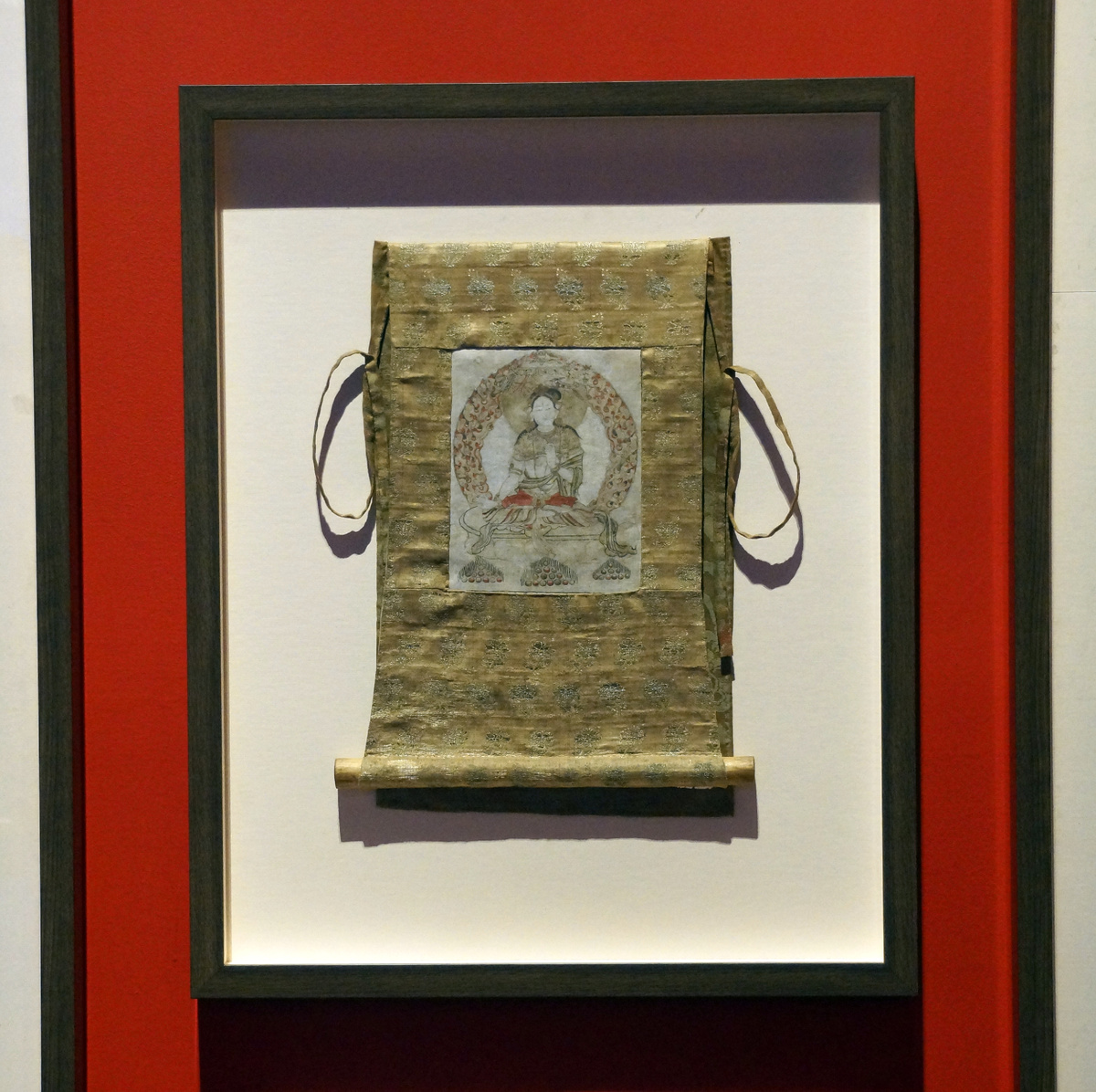 Ситатапатра. Восточный Тибет, XVIII в. ГМВ, Москва. Учётный номер: ГМВ СФР КП 874, ГК К 9144660. Выставка "Твердыня пламенная", Государственный Эрмитаж (20.11.2024-2.03.2025). Фотография автора.