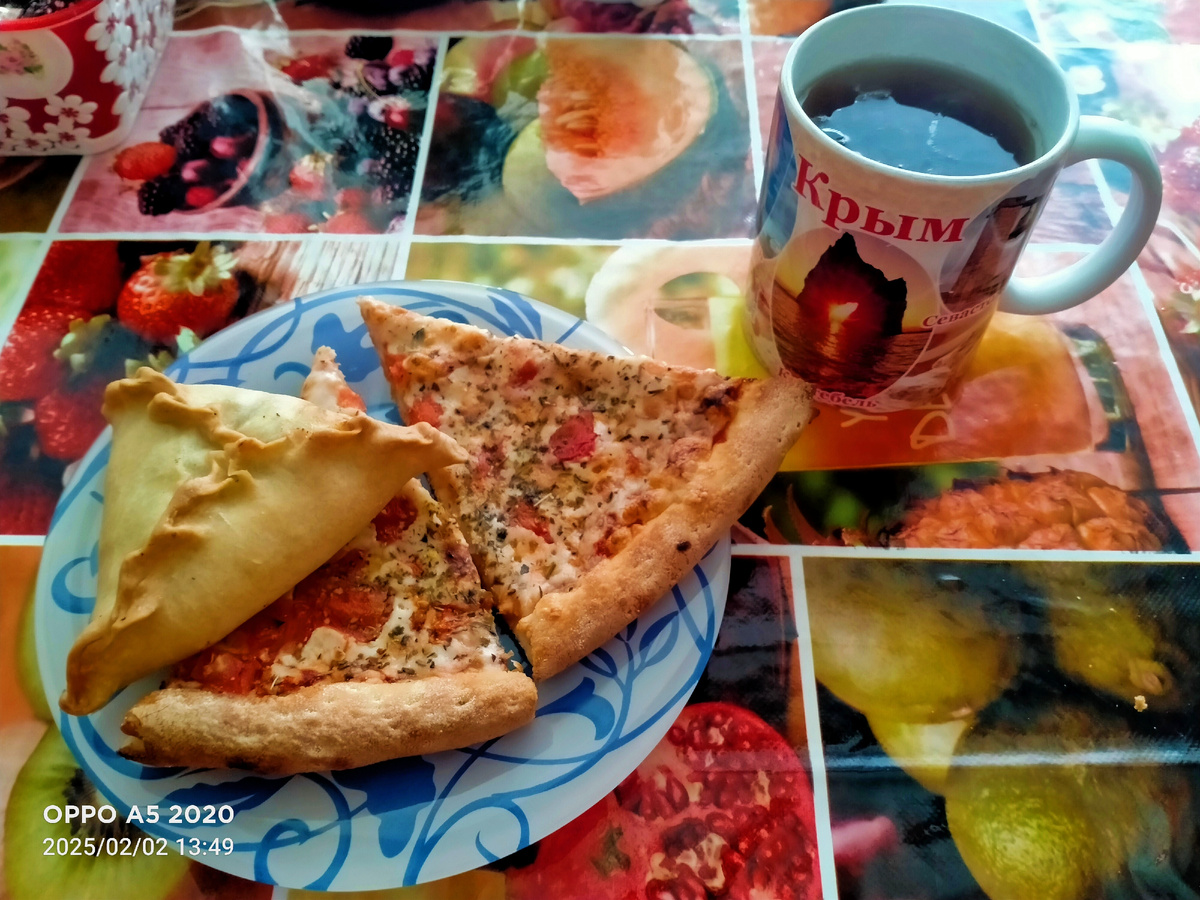 в театре в буфете купили кое-что на обед. Дочке очень понравилась пицца. А я доедала вчерашнюю со дня рождения. 