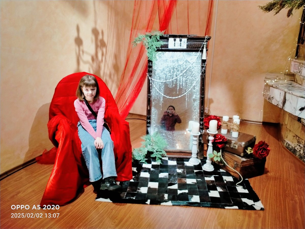 там в зеркале и автор канала попал😊. В театре ещё и декорации новогодние остались и ёлка. Так что я точно не последняя её убрала 30 января. 