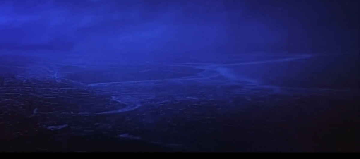 Холодная синева мира после апокалипсиса. Кадр из фильма "Люби меня".