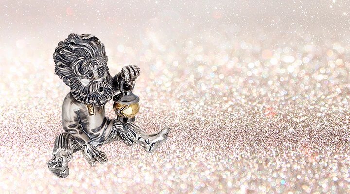 Домовой «Светлячок» сохранит Ваш дом светлым и уютным. Старательно следит за запасом и состоянием свечей, чистит и чинит керосиновые лампы. С приходом электрического освещения в совершенстве освоил профессию электрика. Оберегает от пожаров, коротких замыканий, перебоев с электричеством.