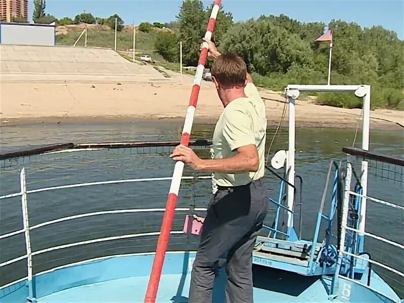 Измерение глубины намёткой. Вот та полосатая палка в руках у мужика и есть намётка. Фото из открытых источников.