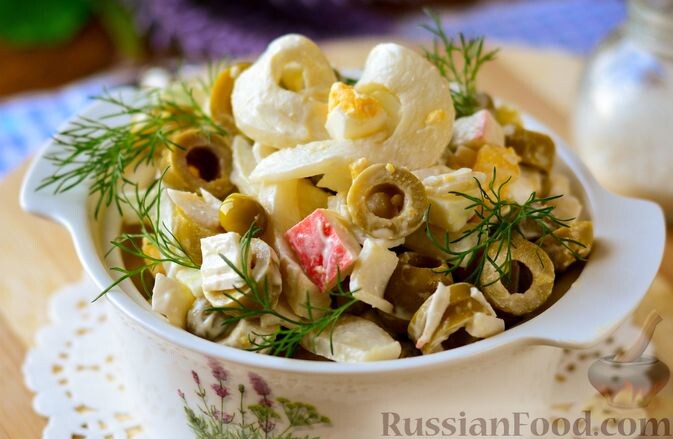 кальмары, крабовые палочки, оливки, горошек зелёный консервированный, яйца, майонез, соль, зелень