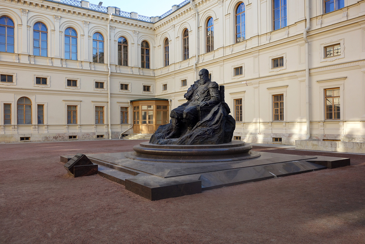 Памятник Александру III в Гатчине. Россия.