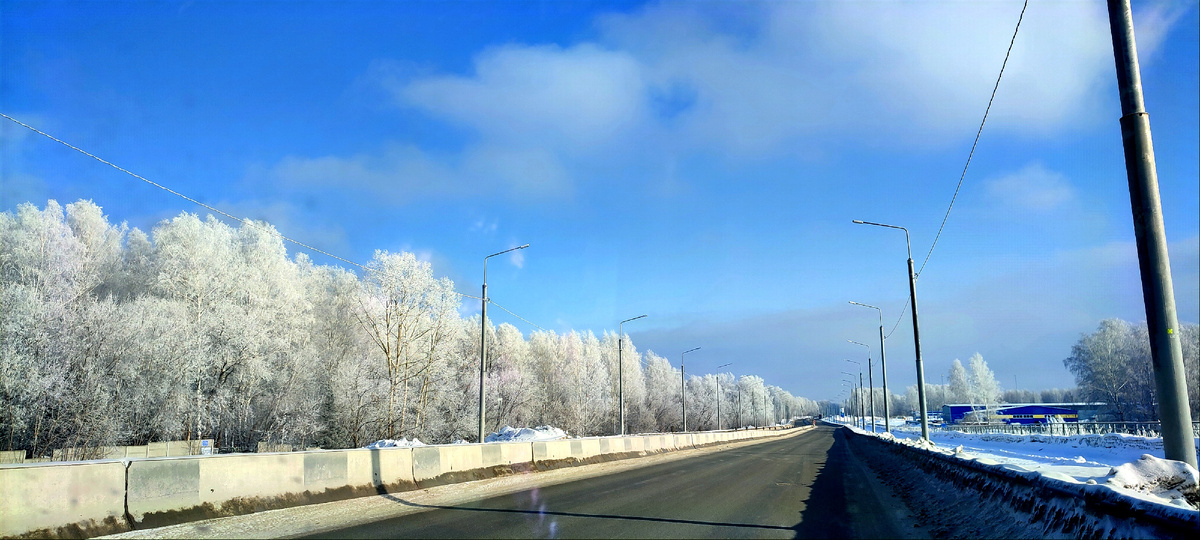 Сегодня у нас на улице такая красота, что с этим ни одна картина не сравнится. Люблю такие солнечные, зимнии дни.