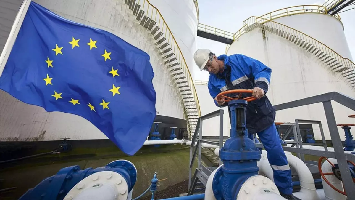 Газовые хранилища Европы наполовину пусты. Что грозит европейцам? Фото: Bloomberg