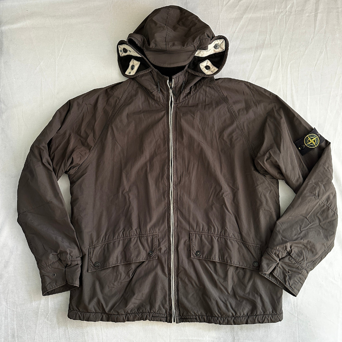 Модели Stone island riot mask выходили в 2004, 2005, 2006 годах, с незначительными изменениями в пошиве