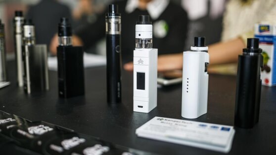    Штрафы за продажу вейпов и сигарет несовершеннолетним в России увеличили до 2 млн рублей Роман Захаров