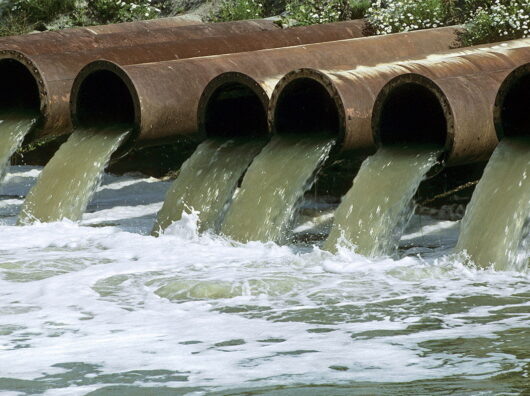    загрязнение реки стоками // фото: mixyfotos.ru