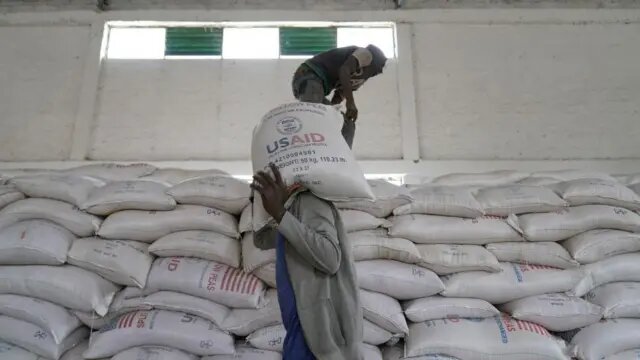 USAID предоставляет продовольственную и другую помощь по всему мируАвтор фото,Getty Images