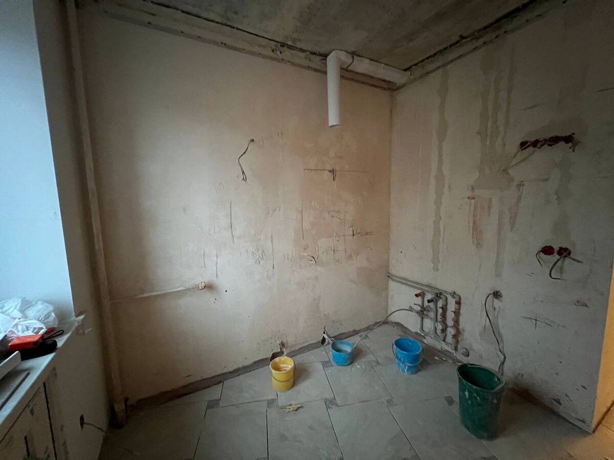 Та самая кухня-малышка, длина стен: 2,45 и 1,6 м