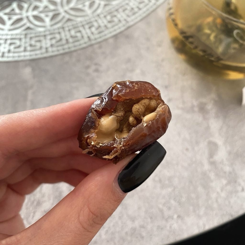 Любиме самодельные ПП конфеты: финик разрезать на 1/2, вынуть косточку, в середину добавить немного арахисовой пасты и дольку грецкого ореха, запечатать и можно подавать 🤤