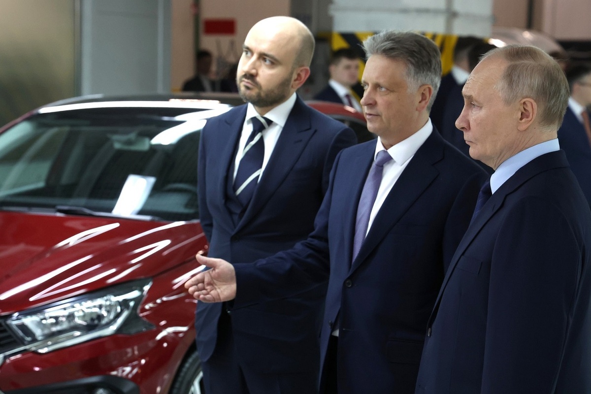 В конце января Владимир Путин посетил завода «АвтоВАЗа», где ему представили предсерийный автомобиль «Лада Искра».  Фото: пресс-служба Администрации президента РФ