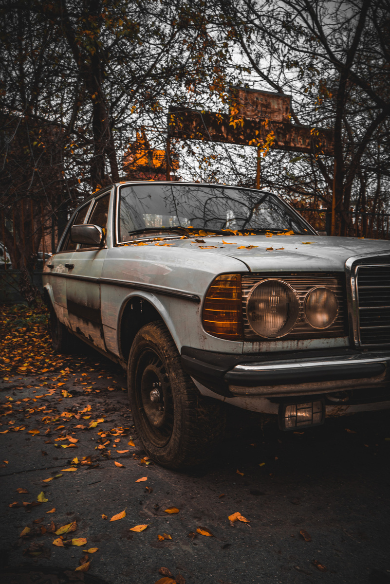 Balazs Zinner. Old Benz good Benz - Leica Q2 + Summilux 28 f/1.7 Asph - 1/60 sec, aperture 8, ISO 250