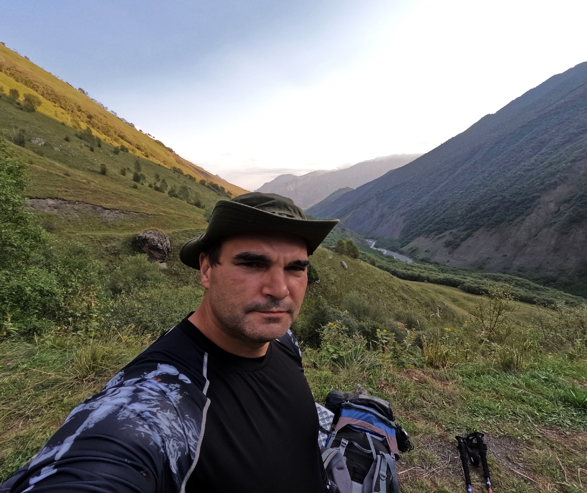 Вид с места, где стоял наш лагерь. Лицом стою по направлению к Казбеку, но вершину с этого места не видно. Утро 03.09.2024года.