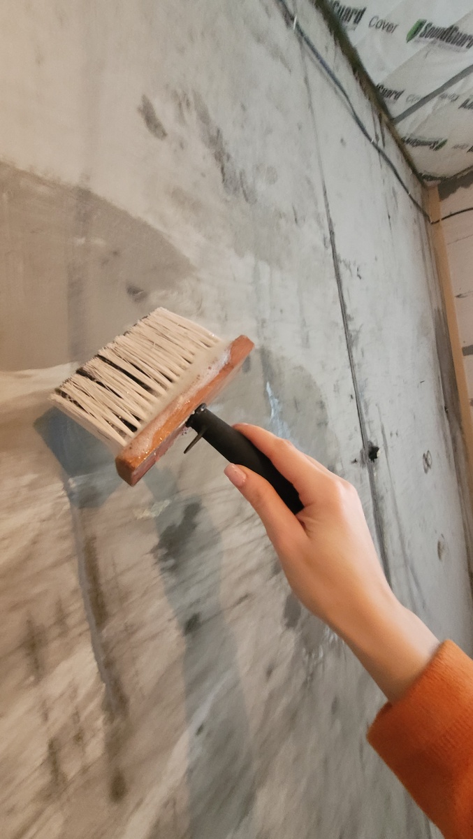 Покрываю средством от плесени. Стена граничит с подъездом, может ждать неприятный сюрприз. 