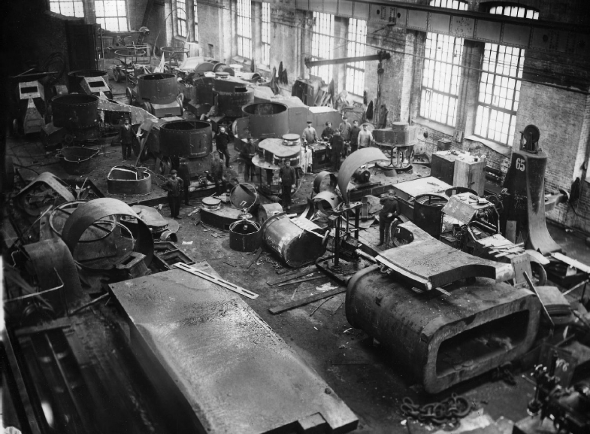 Процесс сборки бронеавтомобилей на Ижорском заводе. Фотография в свободном доступе.