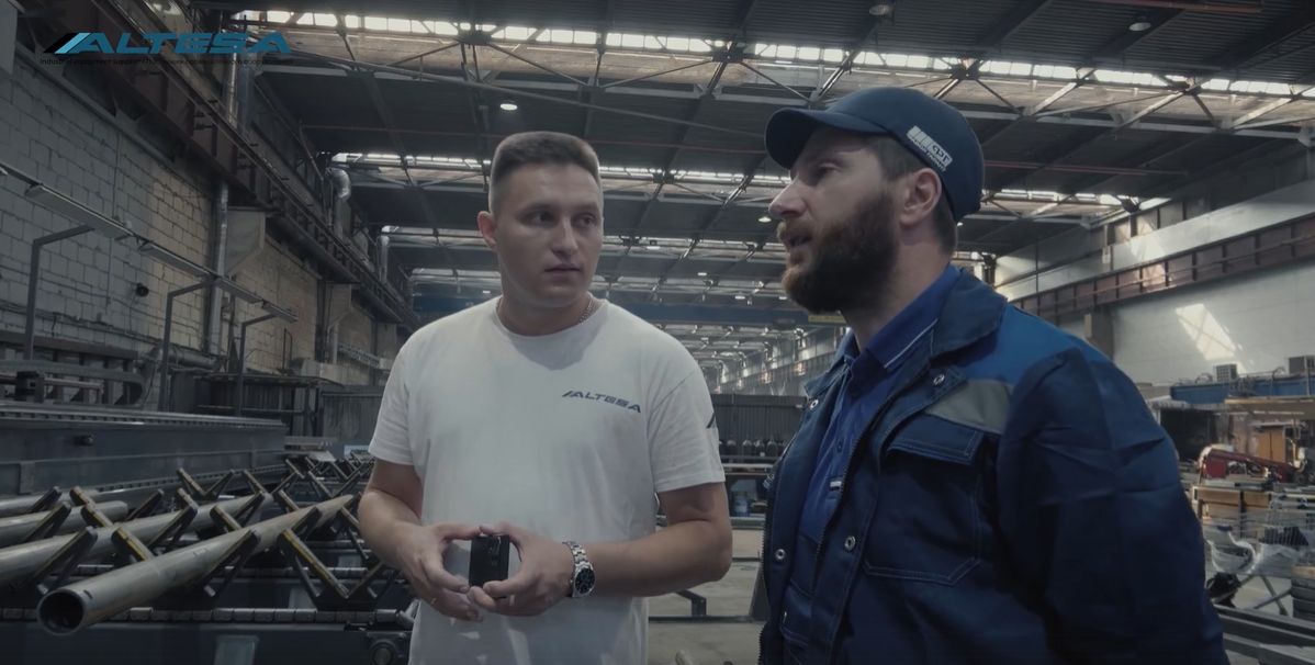 Мастер участка станков с ЧПУ даёт интервью сотруднику Альтеза