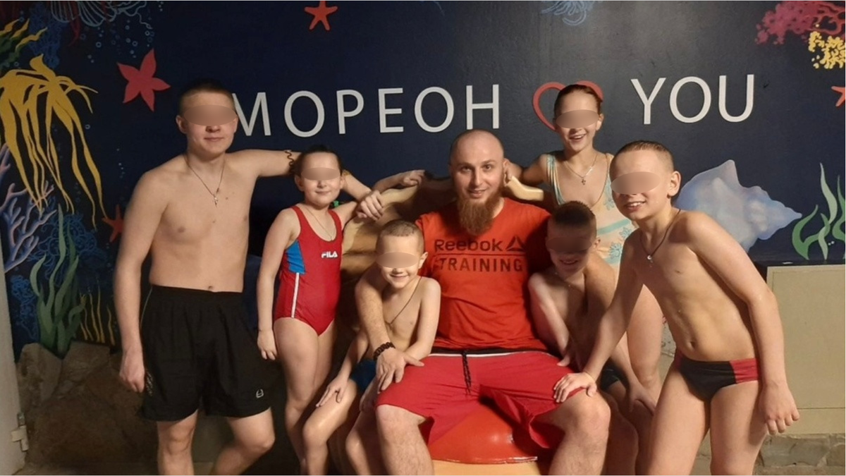 Иван Сухов с частью детей