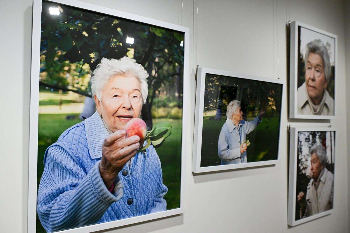 Наина Иосифовна обожает свой сад и сама выращивает яблоки, которыми потом угощает своих близких. Елена Копылова, пресс-служба Ельцин Центра