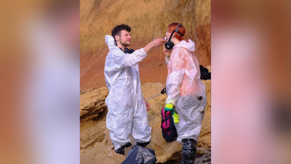    28-летний Антон Поляковский и 23-летняя Анна Задора стали волонтёрами на Чёрном море после разлива мазута. Фото из личного архива героев