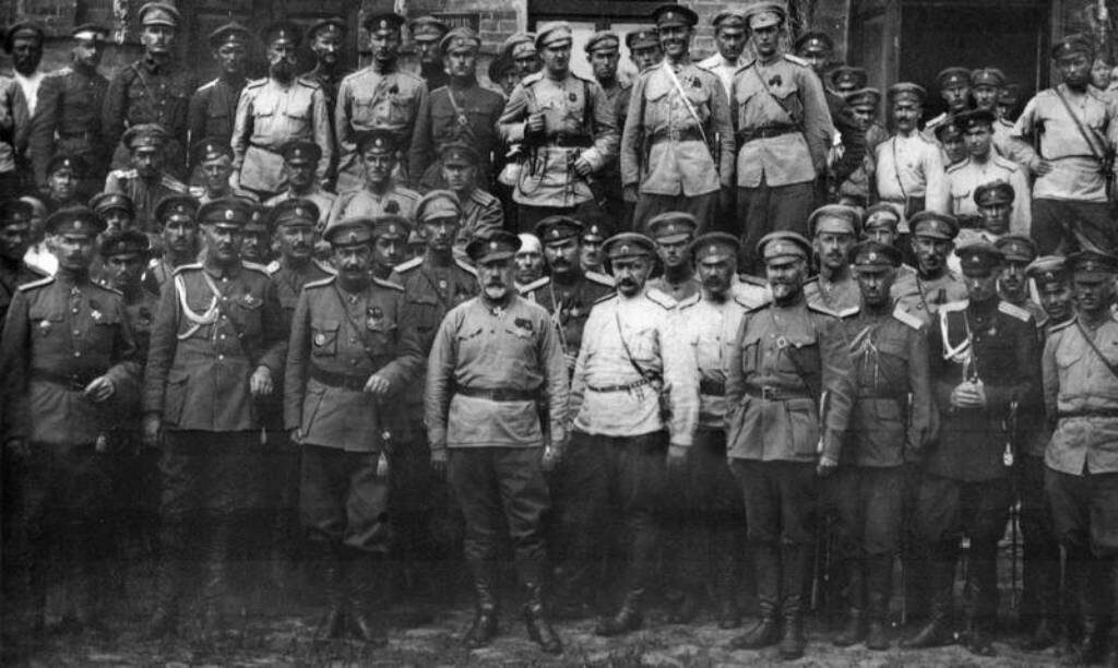 Деникин с солдатами