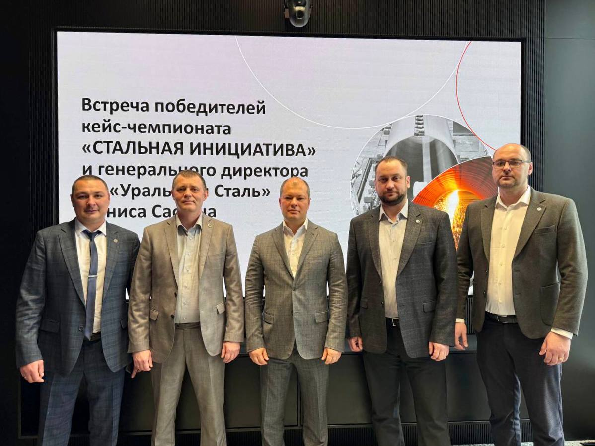 Генеральный директор УК "Уральская Сталь" Денис Сафин с представителями команды коксохимического производства