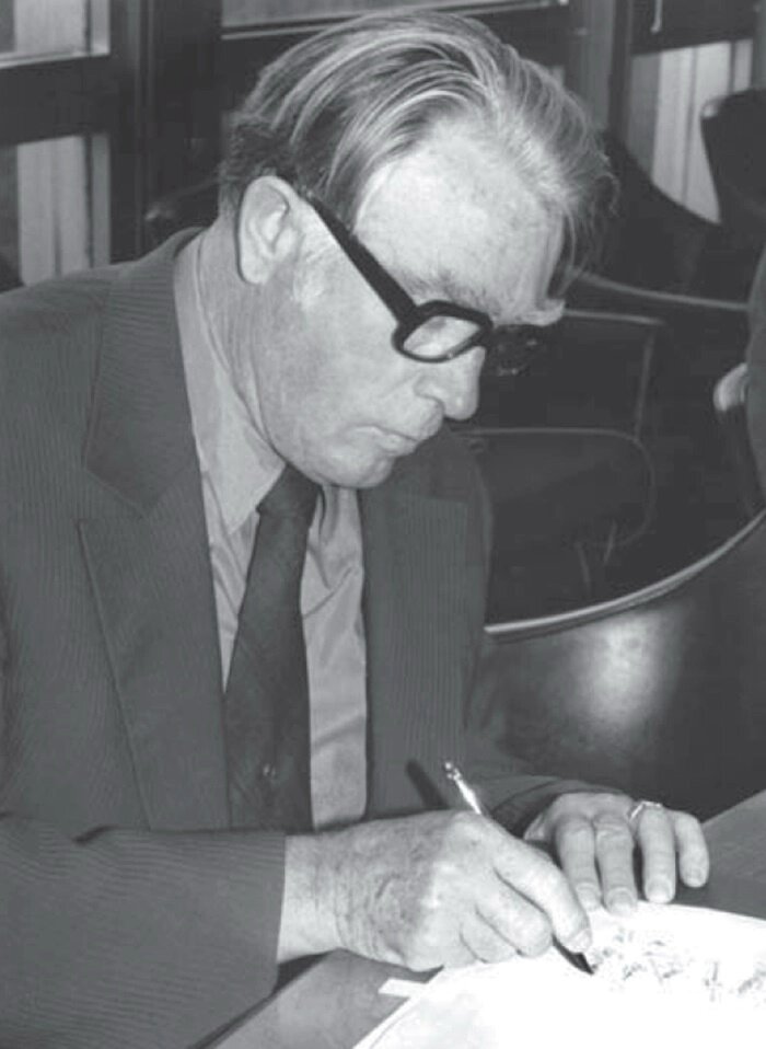    Петр Бургасов Фото: Роспотребнадзор по Тульской области/ Пётр Бургасов подписывает декларацию о ликвидации оспы в мире.